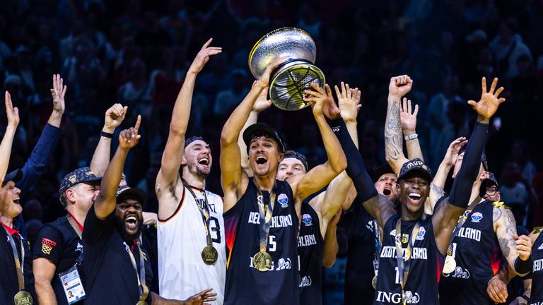 Dennis Schröder jubelt im EM-Finale 