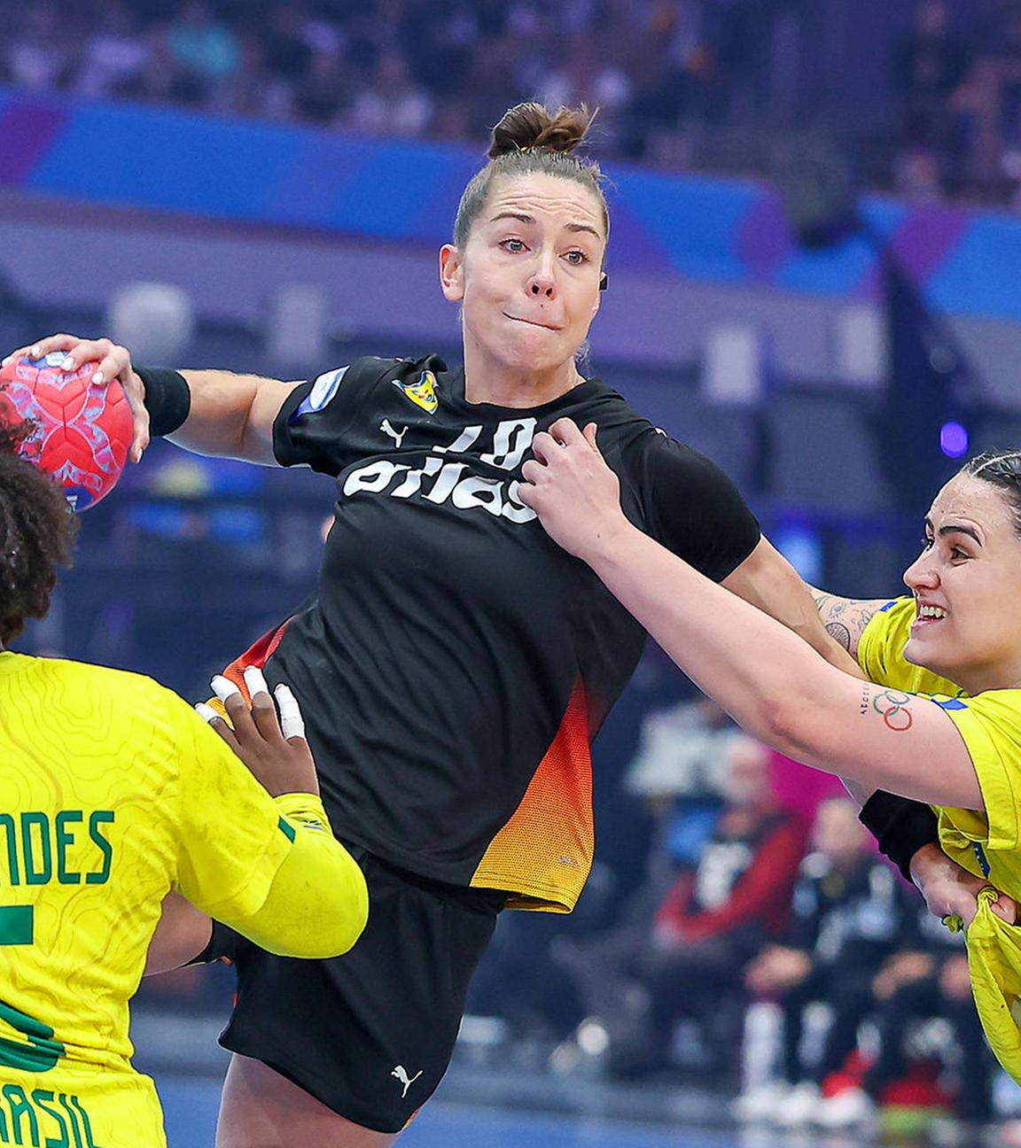 Emily Vogel (GER 20) im Zweikampf mit Mariane Fernandes (BRA 06), daneben Marcela Arounian (BRA 36).