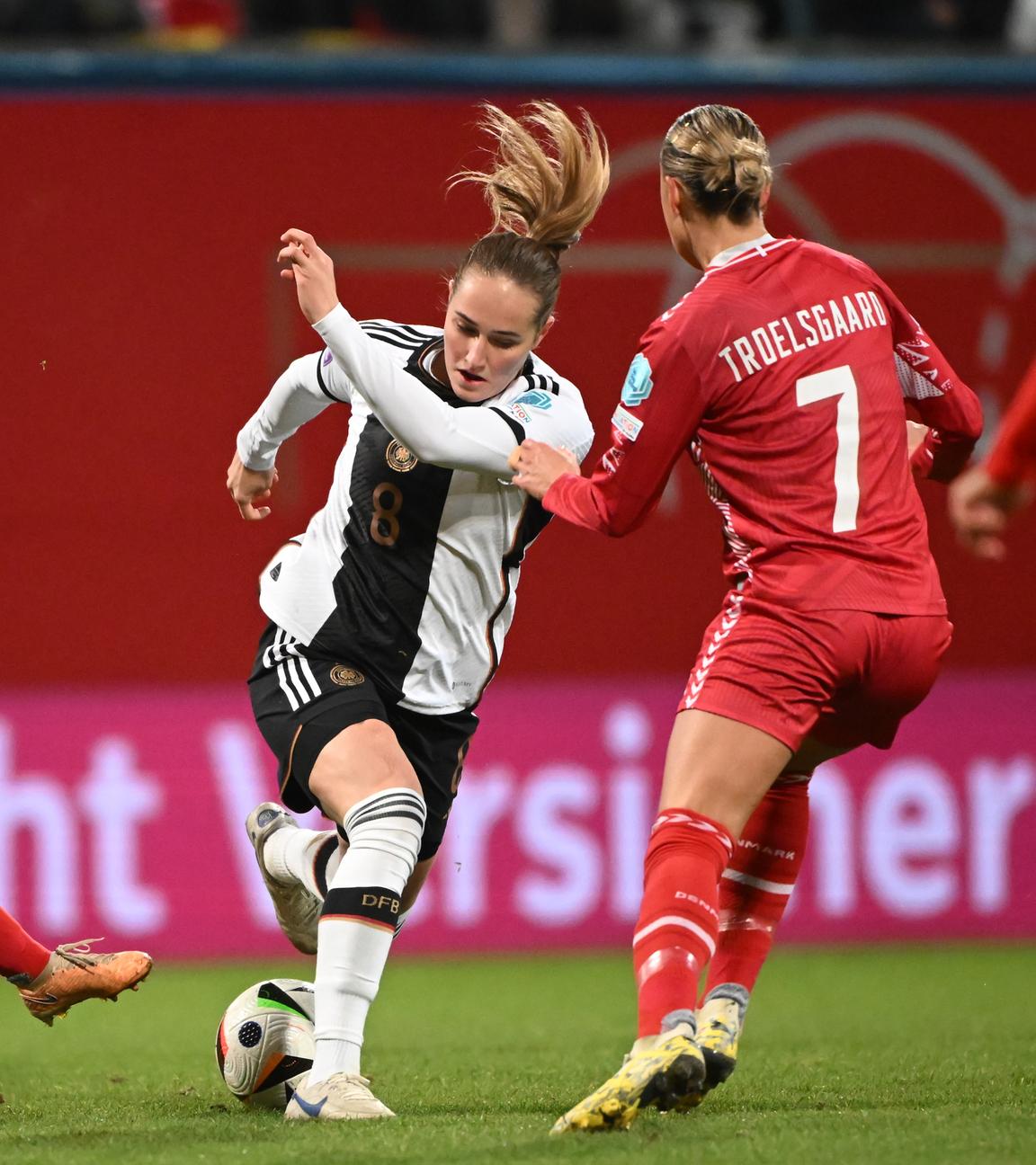 Fußball, Frauen-Nations-League, Deutschland - Dänemark. Mille Gejl, Josefine Hasbo, Sydney Lohmann und Sanne Troelsgaard (von links) kämpfen um den Ball.