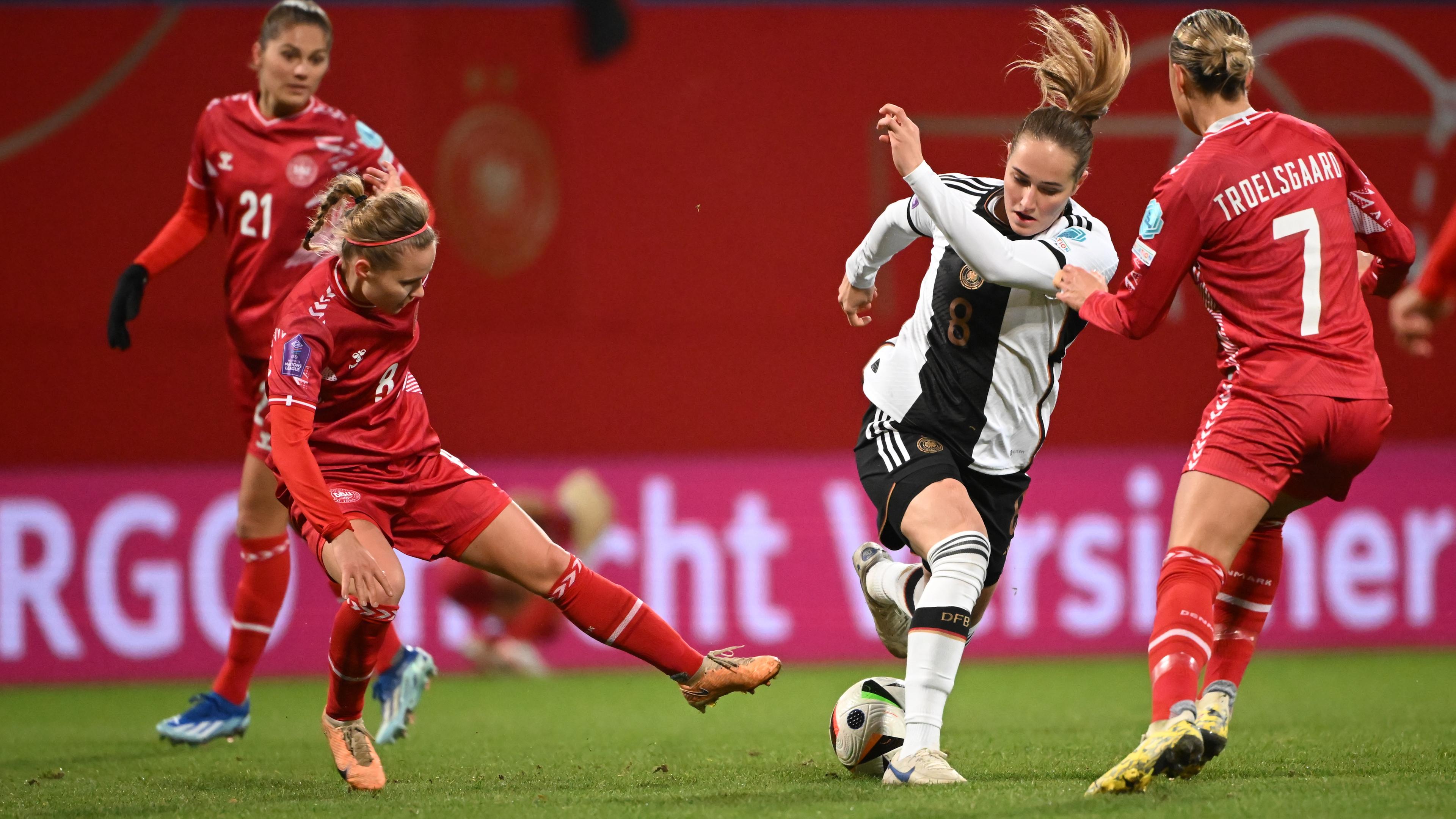 Fußball, Frauen-Nations-League, Deutschland - Dänemark. Mille Gejl, Josefine Hasbo, Sydney Lohmann und Sanne Troelsgaard (von links) kämpfen um den Ball.