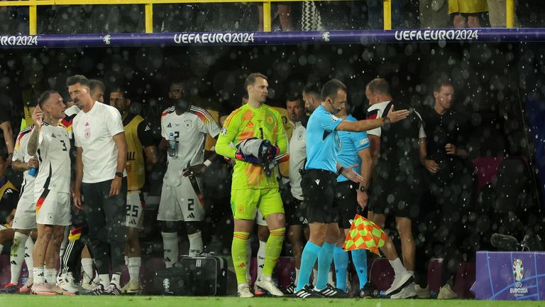 DFB-Team bei der Regenpause gegen Dänemark