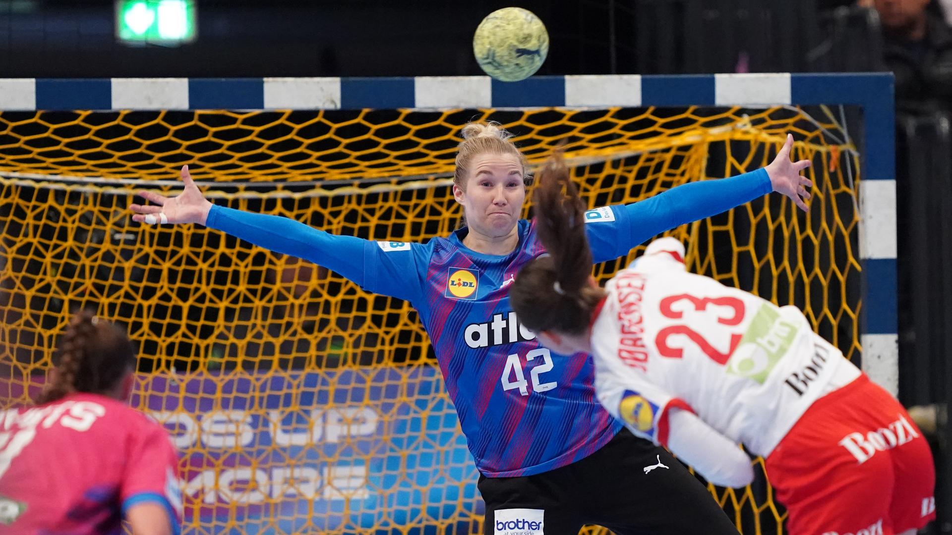 Torhüterin Katharina Filter (hinten, Deutschland) und Mie Enggrob Højlund (Dänemark) in Aktion.