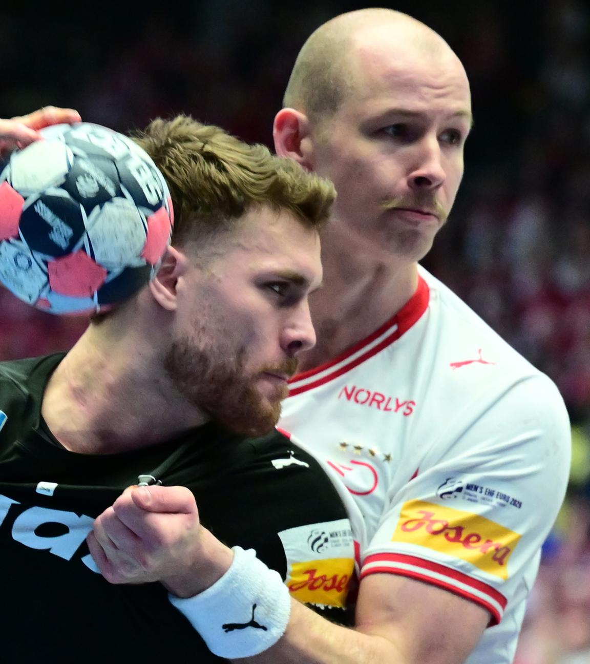 Johannes Golla (Deutschland) versucht im Hauptrundenspiel der Handball-EM an Simon Hald Jensen (Dänemark) vorbei zu tanken.