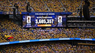 Ein Stadionmonitor zeigt die bisherige Gesamtzuschauerzahl der FIFA Fußball-WM 2026 von 3.605.357 beim WM-Spiel Deutschland gegen Ecuador.