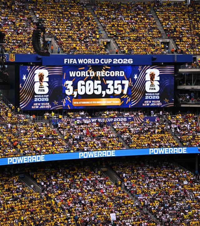 Ein Stadionmonitor zeigt die bisherige Gesamtzuschauerzahl der FIFA Fußball-WM 2026 von 3.605.357 beim WM-Spiel Deutschland gegen Ecuador.