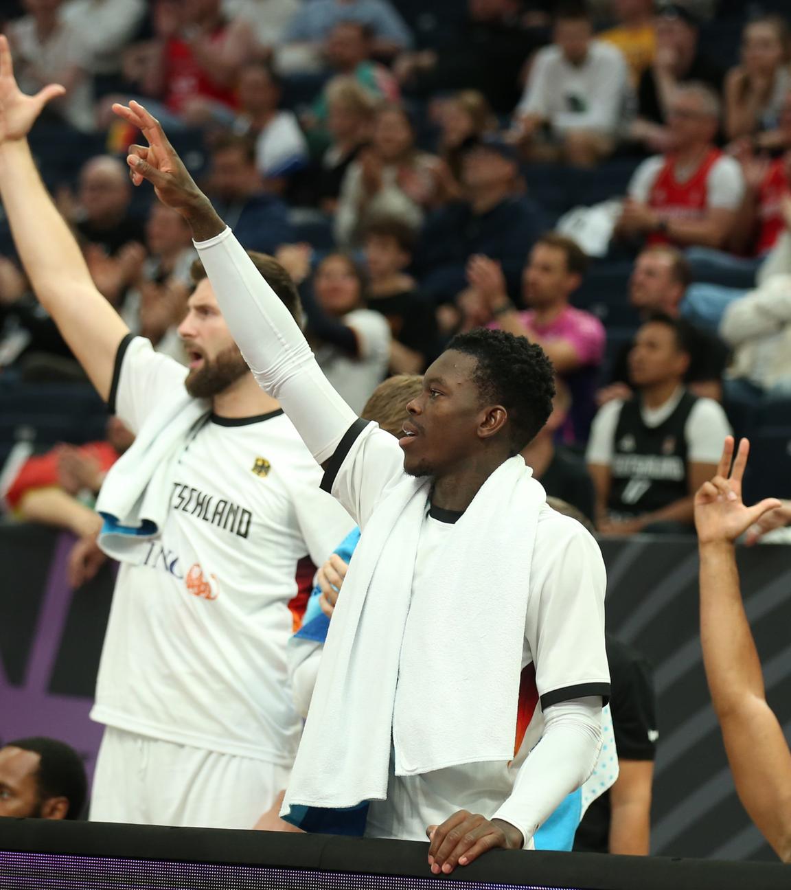 Dennis Schröder bejubelt einen erfolgreichen Drei-Punkte-Wurf