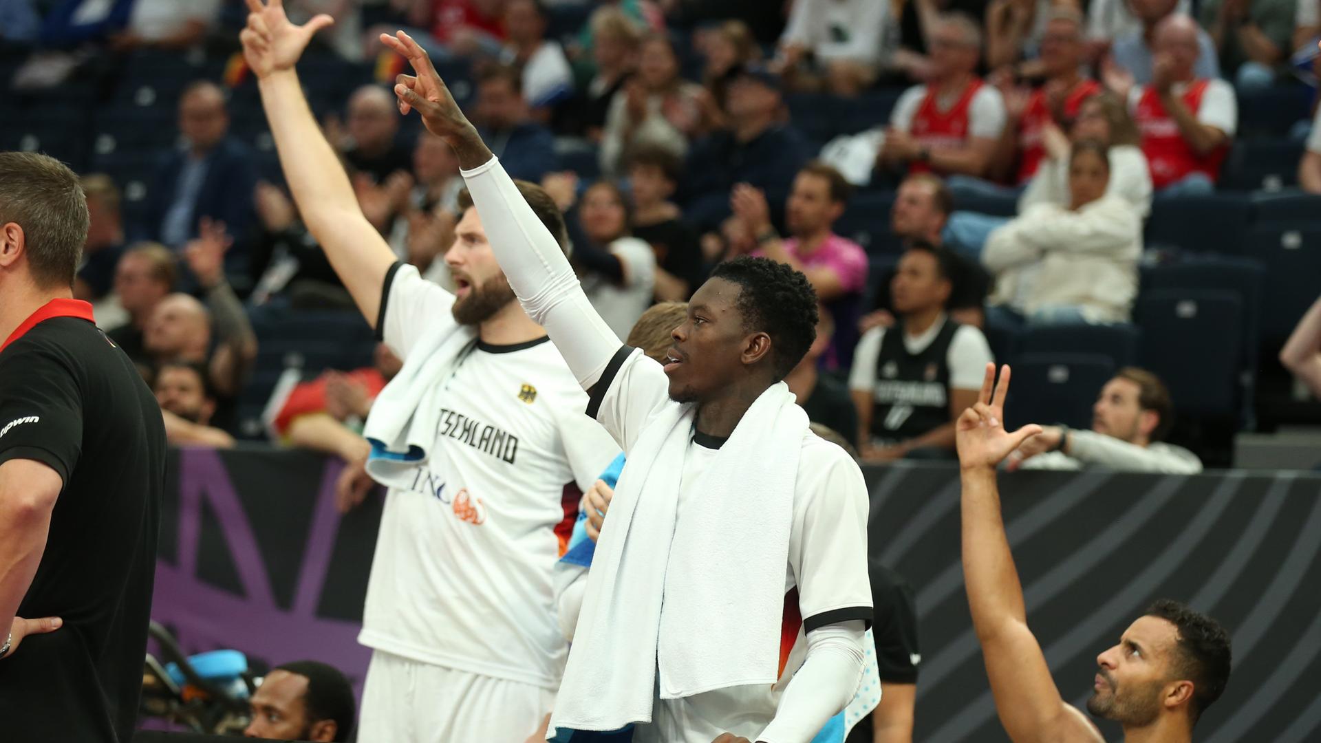 Dennis Schröder bejubelt einen erfolgreichen Drei-Punkte-Wurf