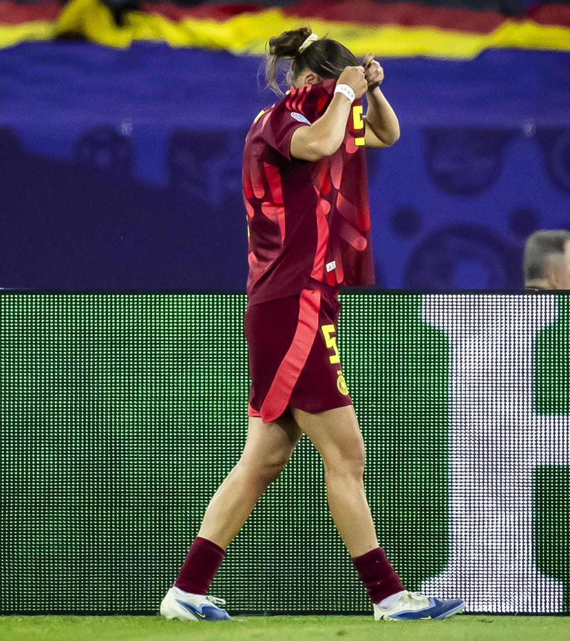 Deutschlands Carlotta Wamser verlässt das Spielfeld, nachdem sie eine rote Karte erhalten hat. 