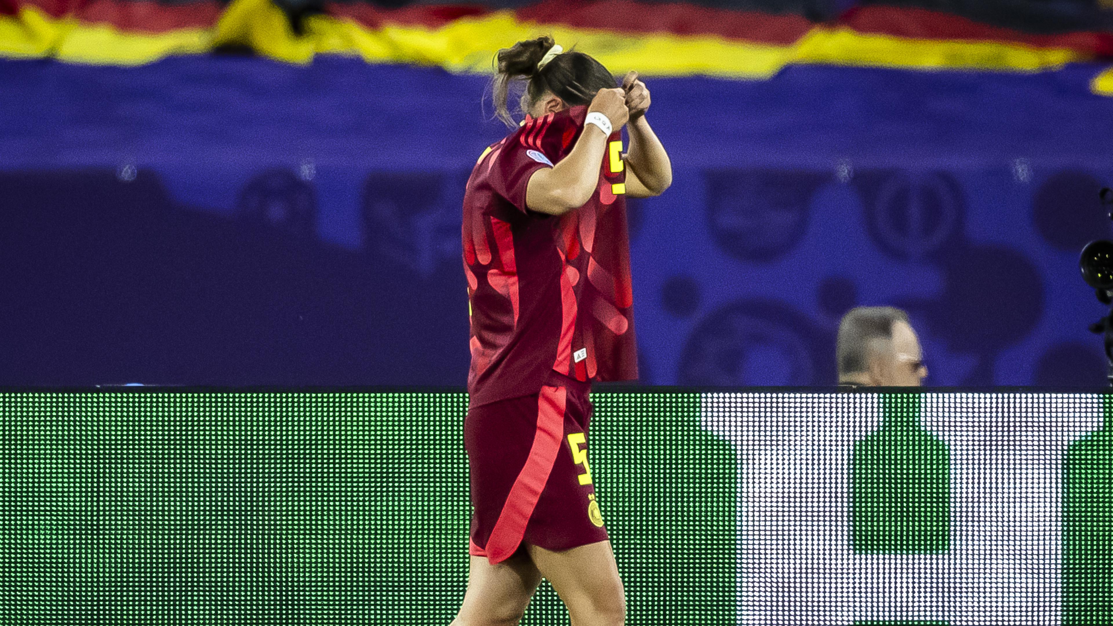 Deutschlands Carlotta Wamser verlässt das Spielfeld, nachdem sie eine rote Karte erhalten hat. 