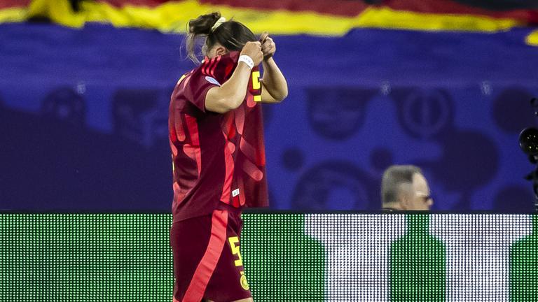 Deutschlands Carlotta Wamser verlässt das Spielfeld, nachdem sie eine rote Karte erhalten hat. 