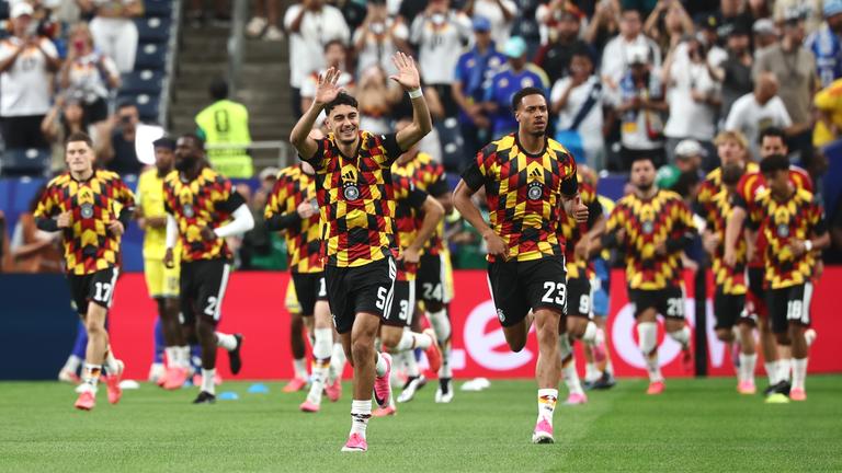 Die deutschen Nationalspieler um Aleksandar Pavlovic und Felix Kalu Nmecha kommen zur Erwärmung ins Stadion