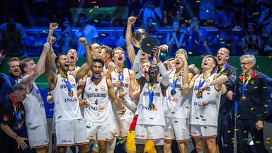 Die deutsche Basketballnationalmannschaft jubelt nach dem Sieg im WM-Finale