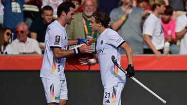 Die deutschen Feldhockeyspieler jubeln nach ihrem Tor im WM-Finale gegen Spanien