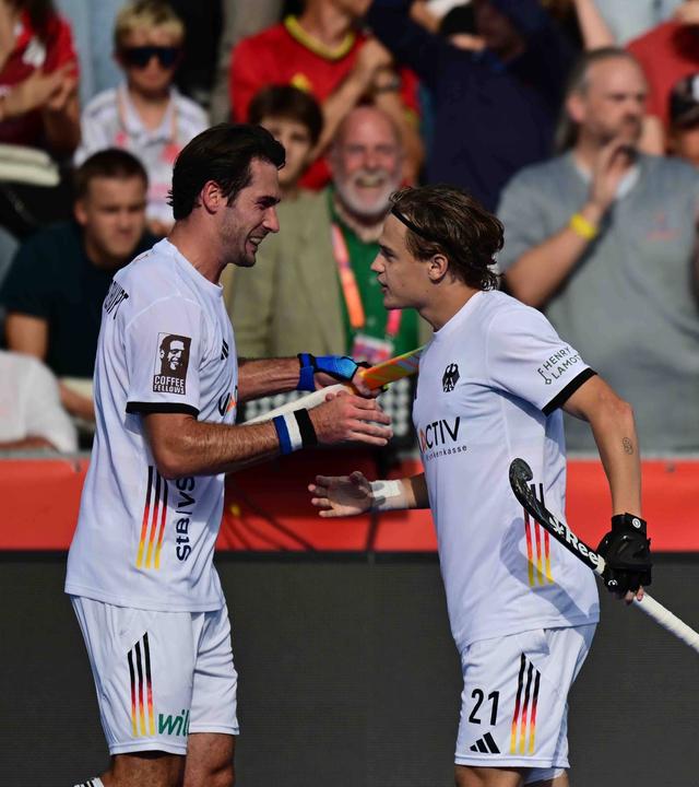 Die deutschen Feldhockeyspieler jubeln nach ihrem Tor im WM-Finale gegen Spanien