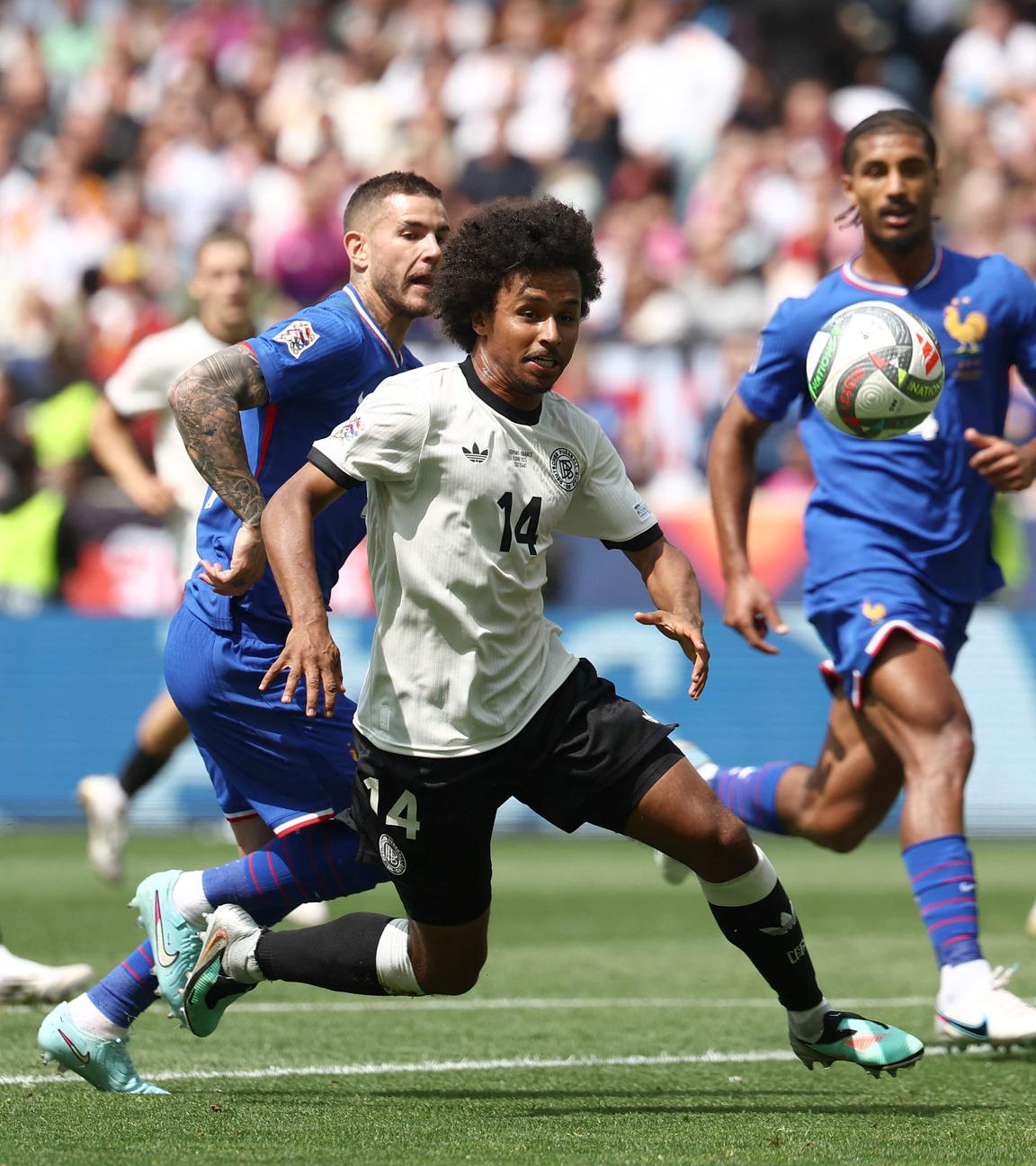 Deutschlands Karim Adeyemi und Frankreichs Lucas Hernandez kämpfen um den Ball beim Spiel um den dritten Platz am 08.06.2025 in Stuttgart.