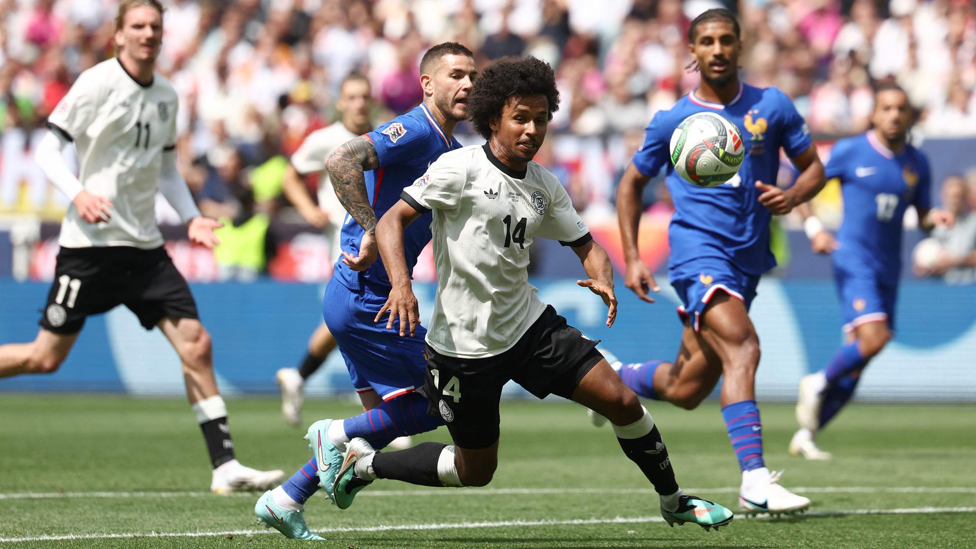 Deutschlands Karim Adeyemi und Frankreichs Lucas Hernandez kämpfen um den Ball beim Spiel um den dritten Platz am 08.06.2025 in Stuttgart.