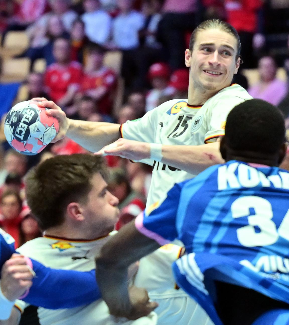 Juri Knorr (hinten, Deutschland) wirft auf das Tor