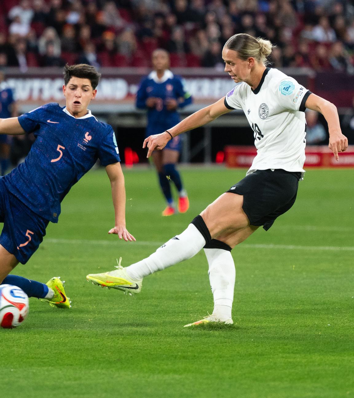 Deutschlands Klara Bühl im Zweikampf gegen Frankreichs Elisa De Almeida