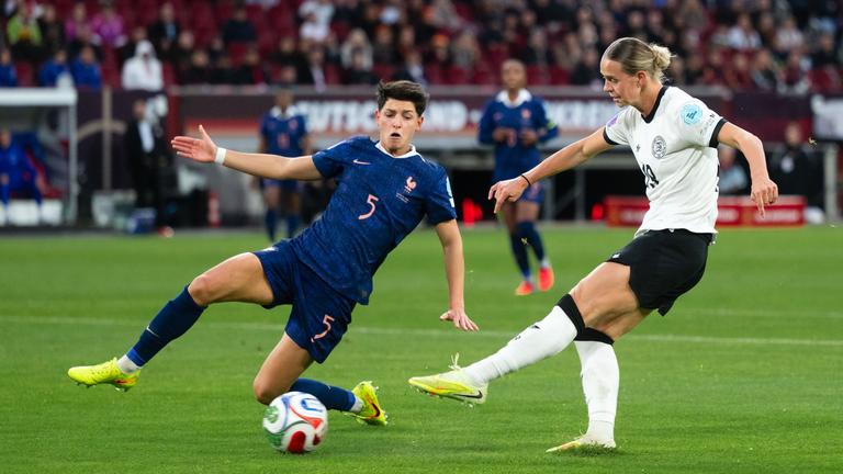 Deutschlands Klara Bühl im Zweikampf gegen Frankreichs Elisa De Almeida