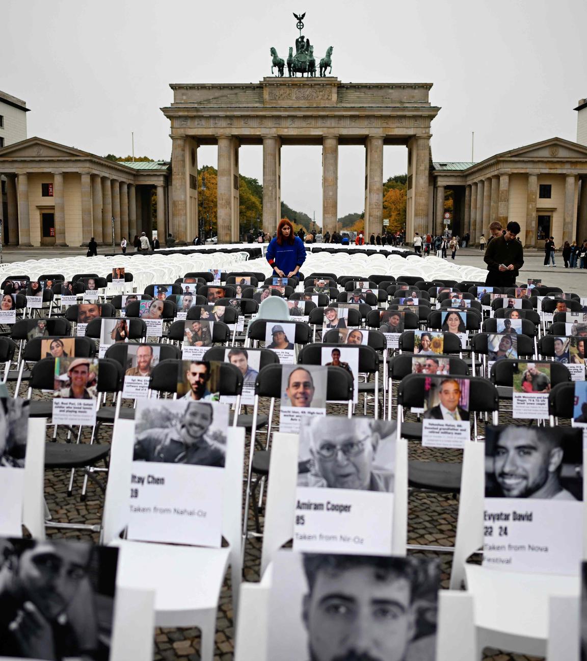 Berlin: Über Tausend Stühle mit Bildern von Opfern des Hamas-Überfalls vom 07.Oktober 2023 stehen vor dem Brandenburger Tor.