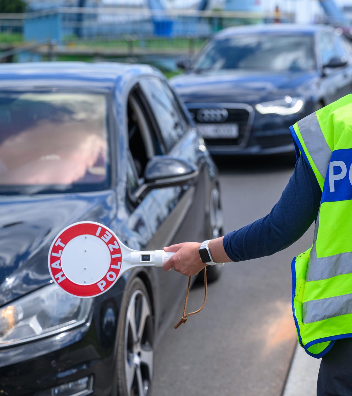 Symbolbild:  Eine Beamtin der Bundespolizei stoppt ein Fahrzeug bei der Einreisekontrolle am deutsch-polnischen Grenzübergang Stadtbrücke. 