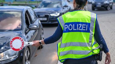 Symbolbild:  Eine Beamtin der Bundespolizei stoppt ein Fahrzeug bei der Einreisekontrolle am deutsch-polnischen Grenzübergang Stadtbrücke. 