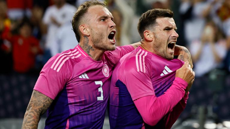 Deutschlands Pascal Groß jubelt neben Teamkollege David Raum über seinen Treffer zum 2:1.