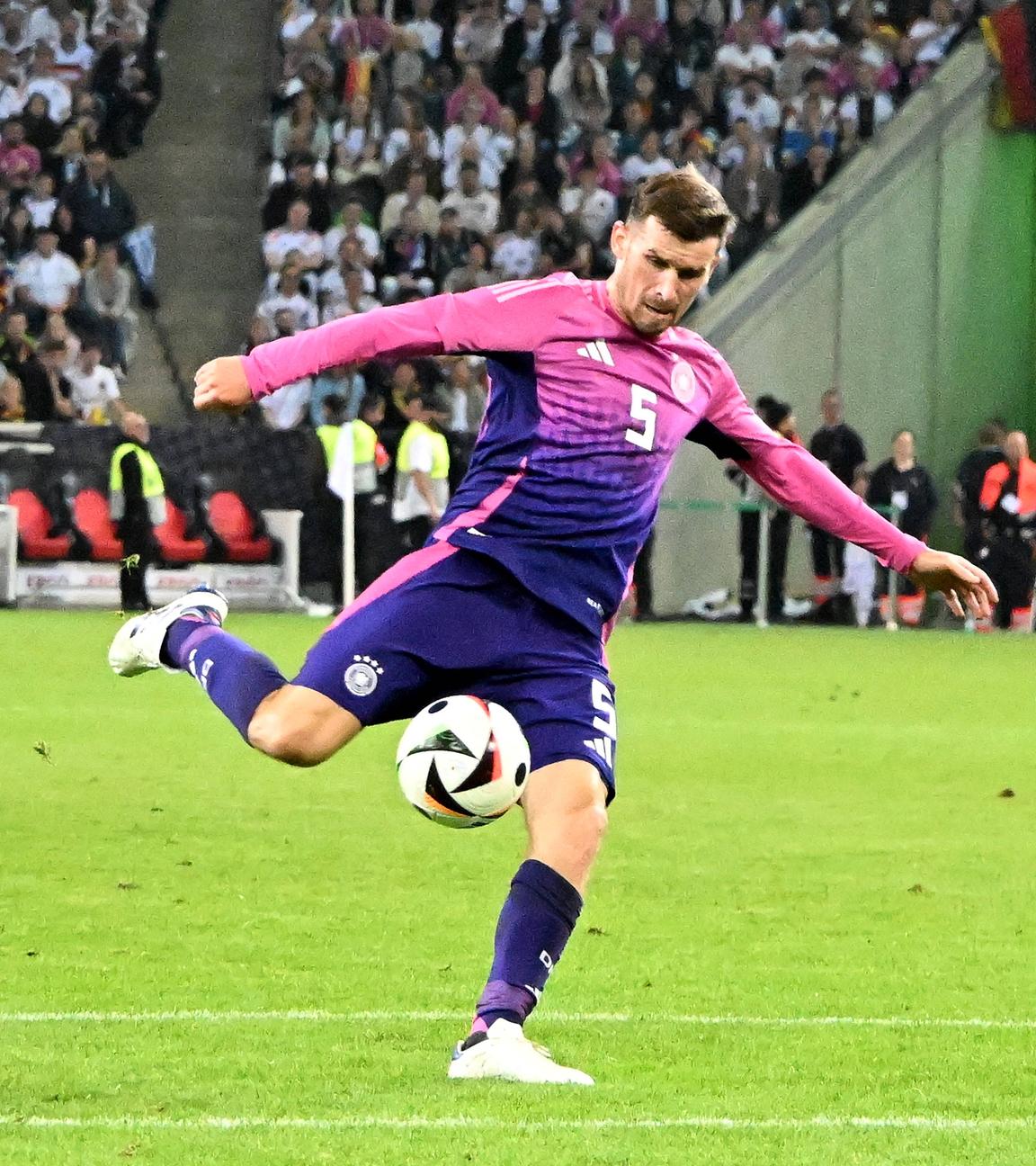 Pascal Groß schießt das 2:1 für Deutschland im Testspiel gegen Griechenland.