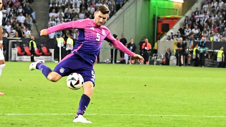 Pascal Groß schießt das 2:1 für Deutschland im Testspiel gegen Griechenland.