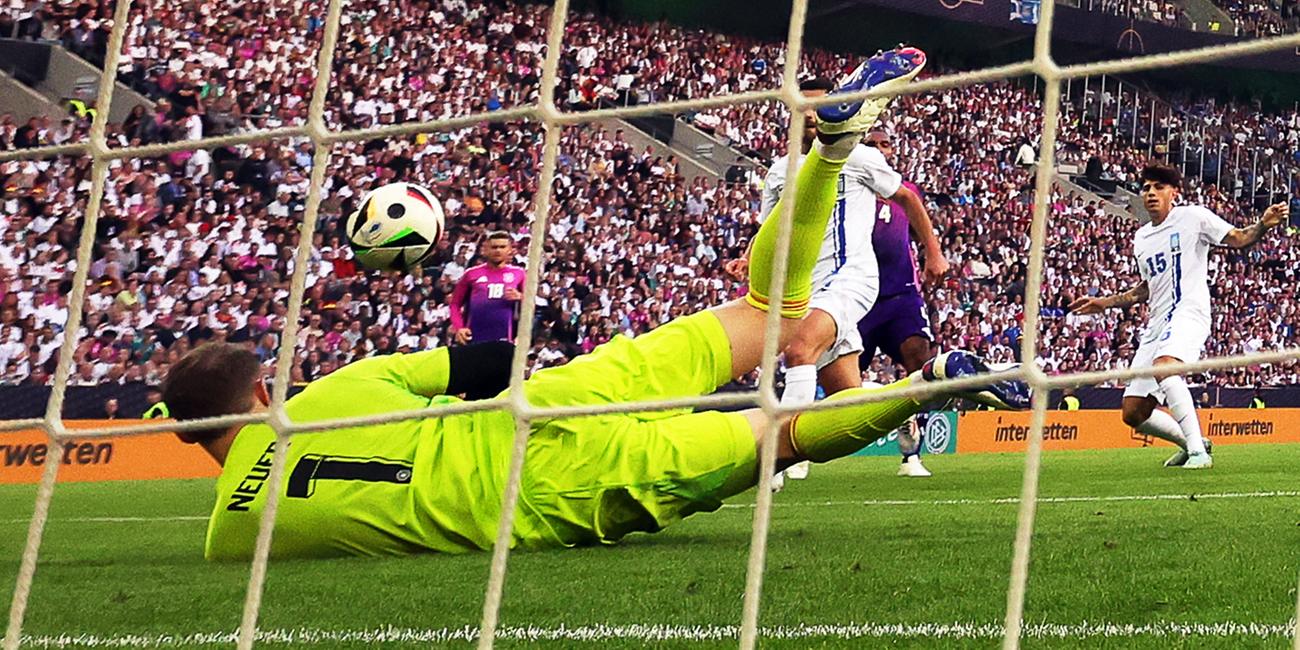 Deutschlands Torhüter Manuel Neuer kassiert Griechenlands Treffer zum 0:1. 