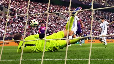 Deutschlands Torhüter Manuel Neuer kassiert Griechenlands Treffer zum 0:1. 