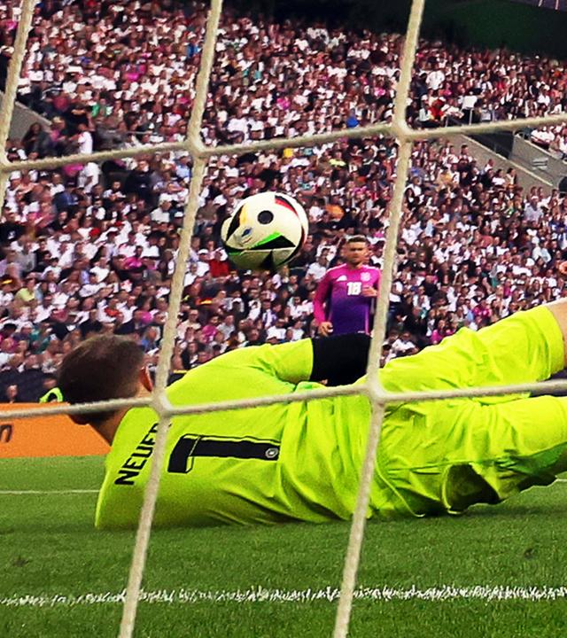 Deutschlands Torhüter Manuel Neuer kassiert Griechenlands Treffer zum 0:1. 
