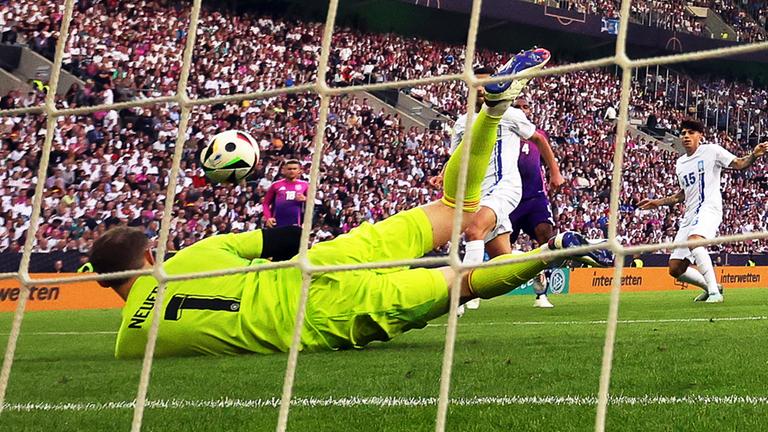 Deutschlands Torhüter Manuel Neuer kassiert Griechenlands Treffer zum 0:1. 