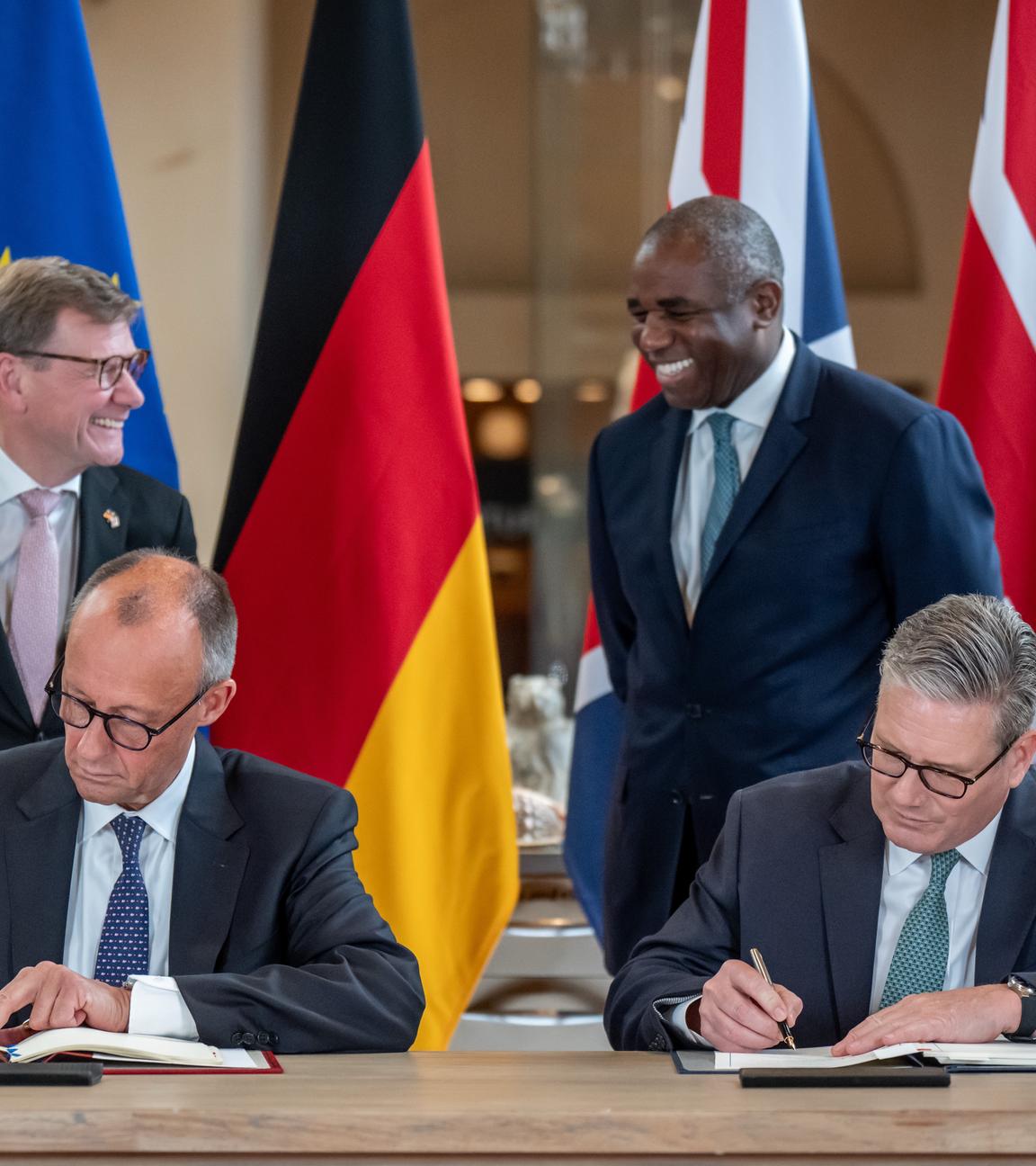 Großbritannien, London: Bundeskanzler Friedrich Merz (CDU, vorne, links) nimmt neben Keir Starmer, Premierminister von Großbritannien, an der Zeremonie zur Unterzeichnung eines neuen Freundschaftsvertrags teil.
