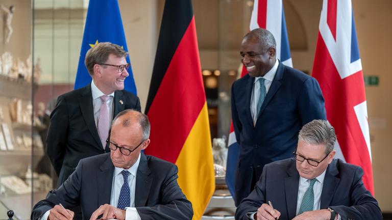 Großbritannien, London: Bundeskanzler Friedrich Merz (CDU, vorne, links) nimmt neben Keir Starmer, Premierminister von Großbritannien, an der Zeremonie zur Unterzeichnung eines neuen Freundschaftsvertrags teil.