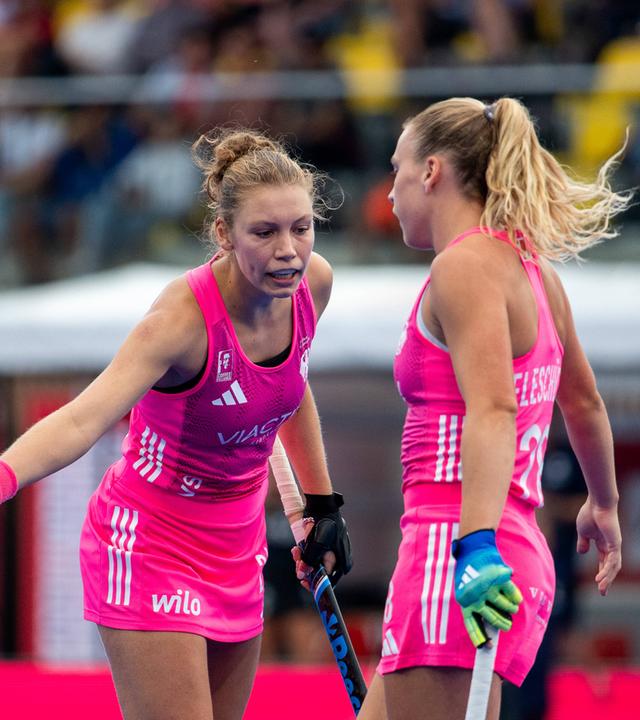 Felicia Wiedermann klatscht mit Jette Fleschütz ab am 23.08.2026 in Belgien.