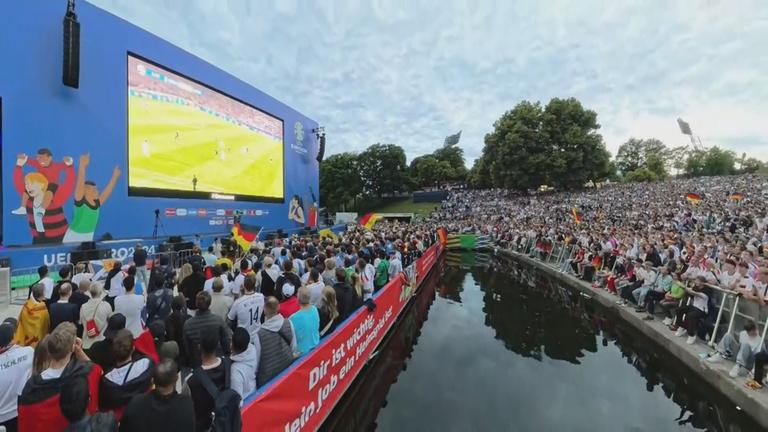 Fans beim Public Viewing