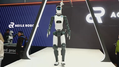 Humanoider Roboter, der zwischen zwei Säulen steht