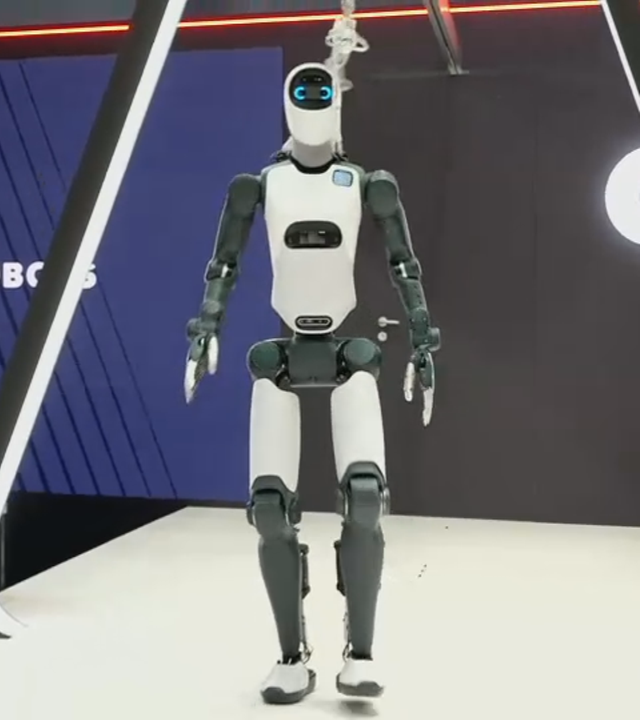 Humanoider Roboter, der zwischen zwei Säulen steht
