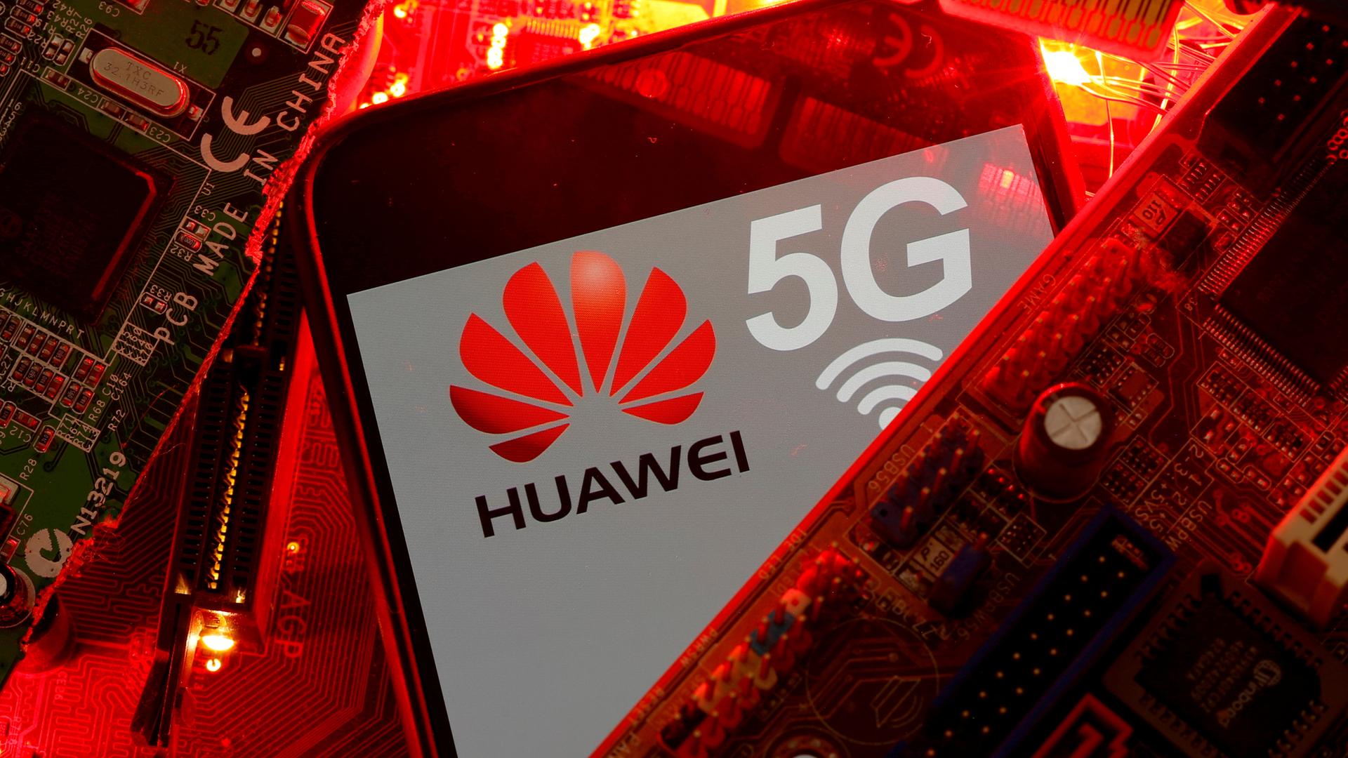 Ein Huawei Handy mit einer 5G Anzeige