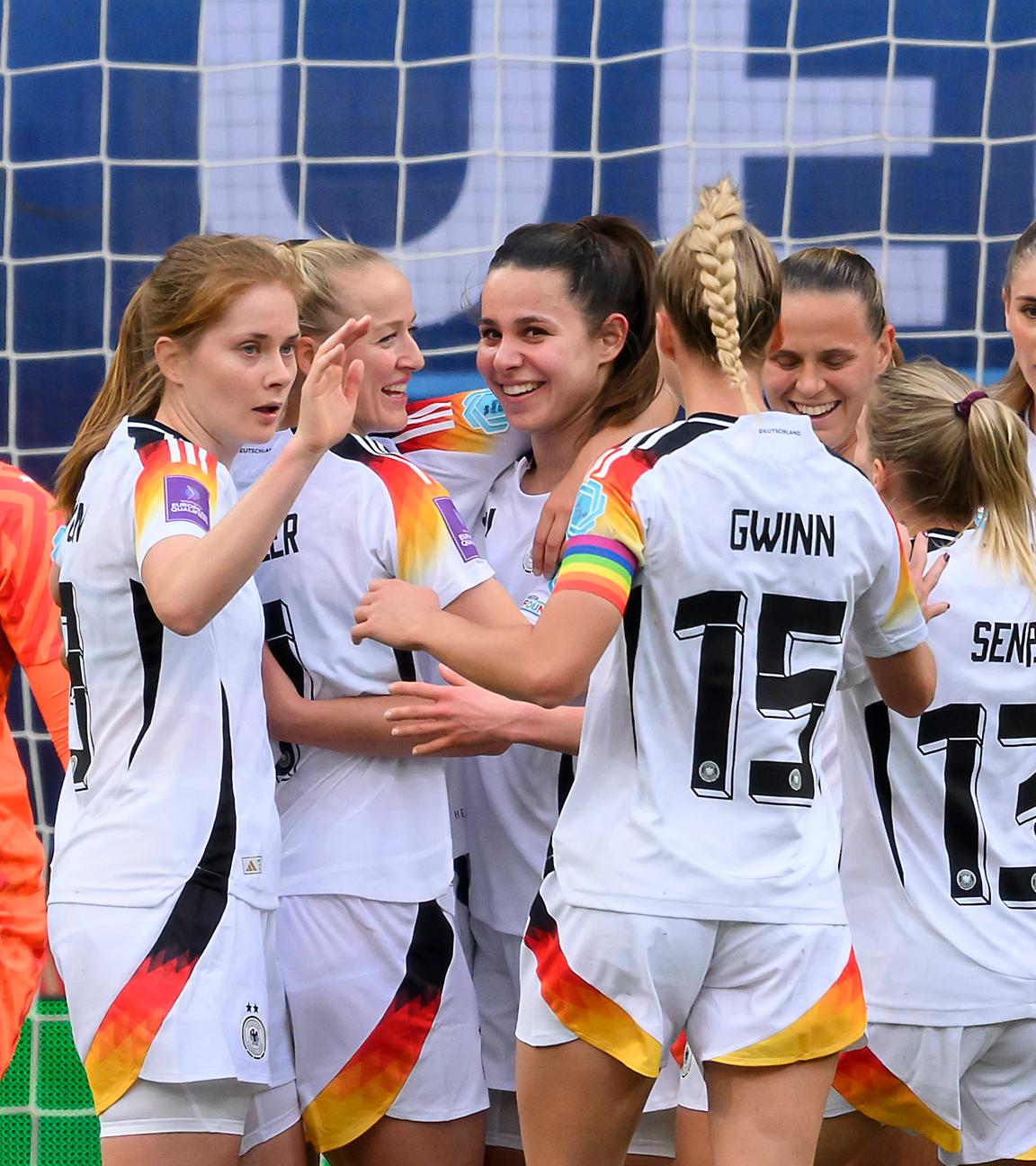 Lena Oberdorf nach ihrem Tor zum 3:1 gegen Island.