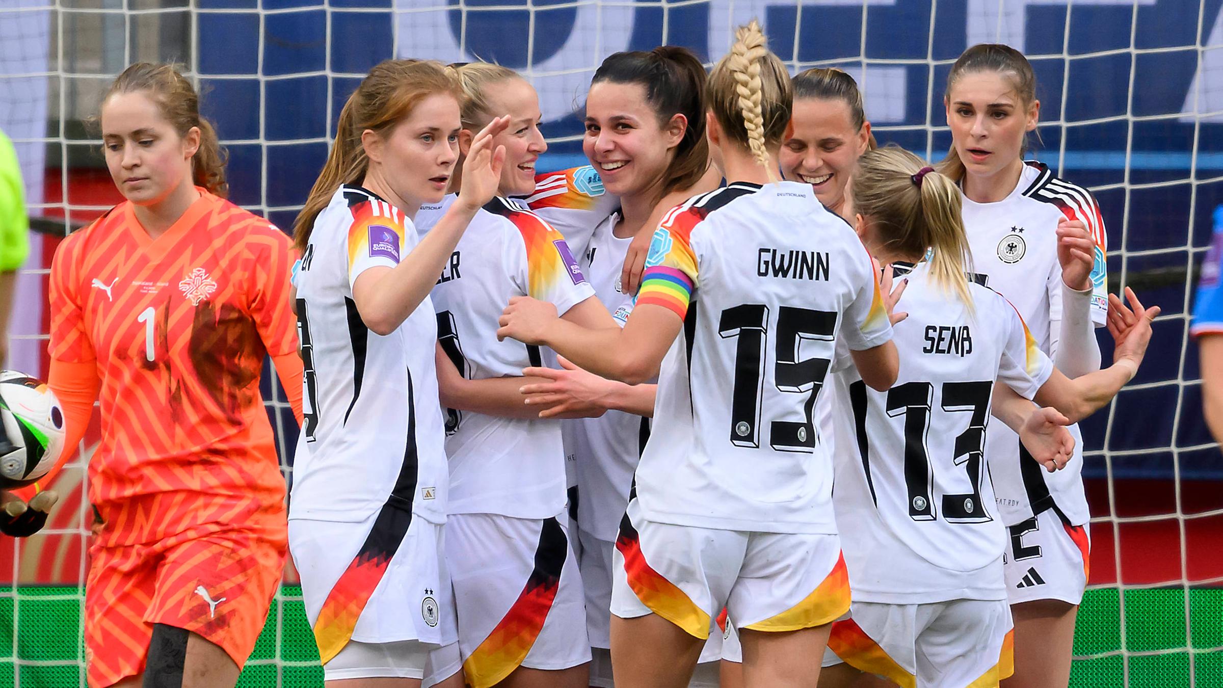 Lena Oberdorf nach ihrem Tor zum 3:1 gegen Island.
