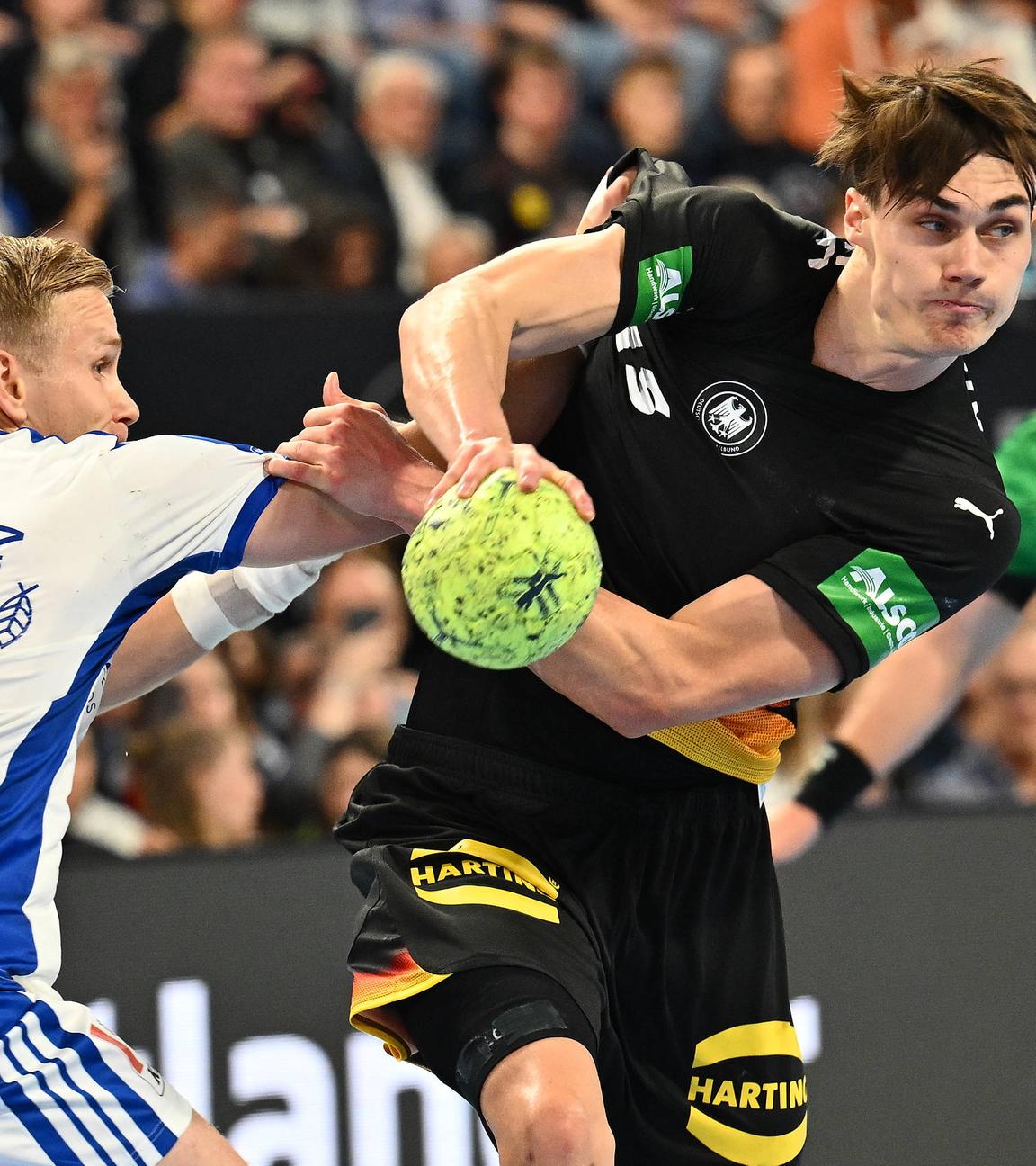 Miro Schluroff zieht nach einem Überzieher an Elloi Snaer Vidarsson (Island) vorbei