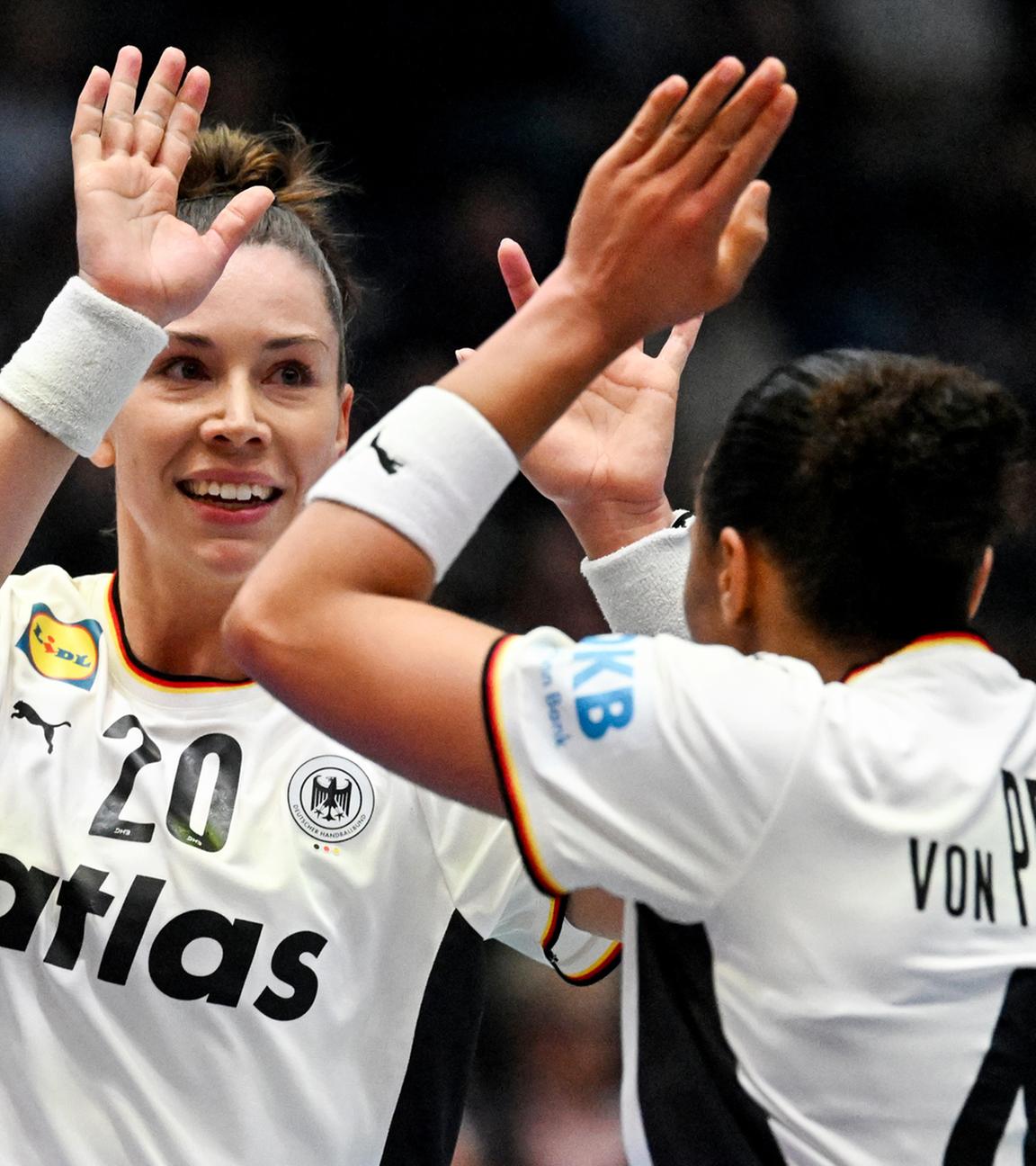 Emily Vogel (l.) und Aimee von Pereira klatschen ab