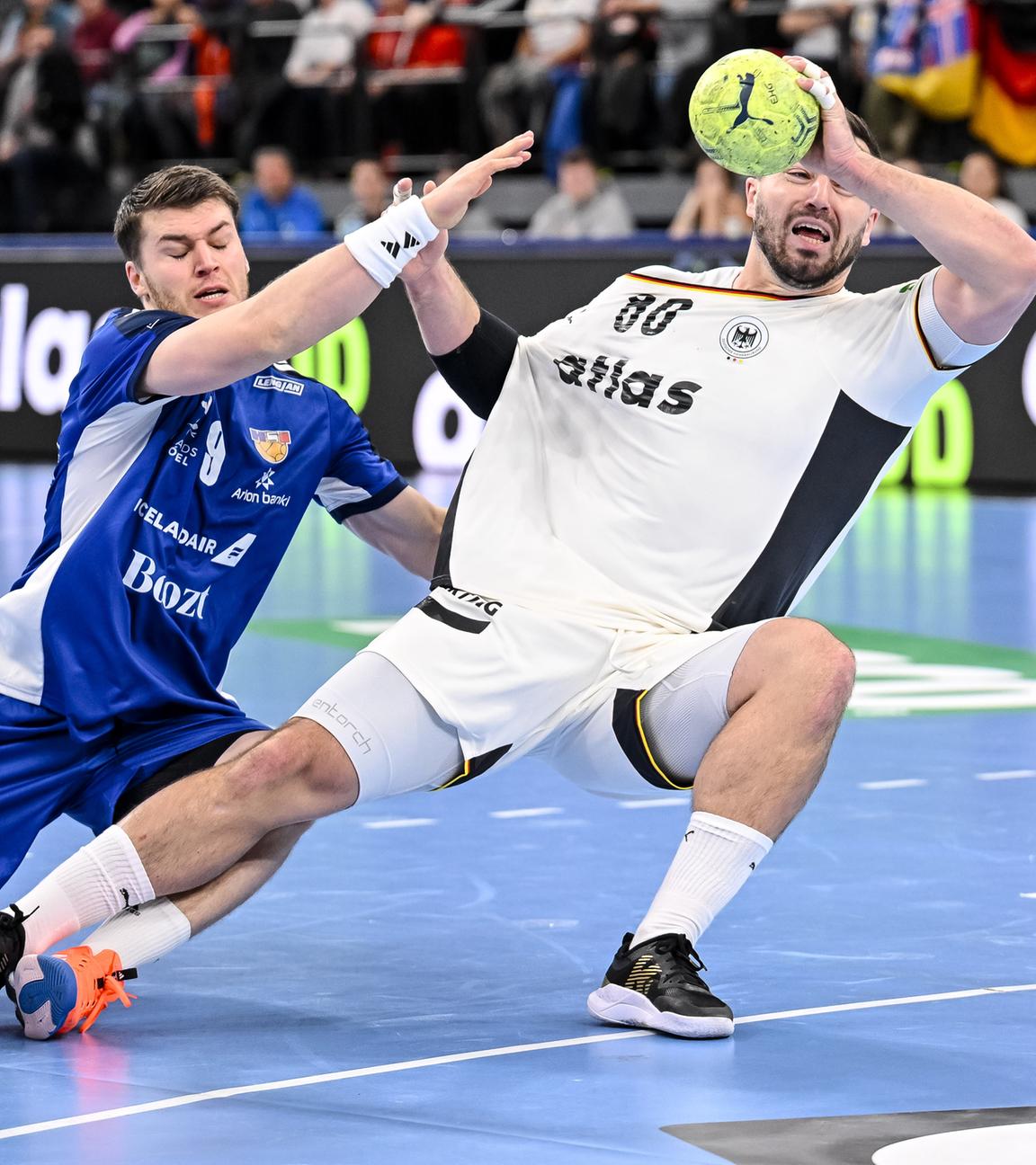 Elvar Örn Jonsson (Island, l.) gegen Jannik Kohlbacher (Deutschland) im Handball-Länderspiel Deutschland – Island.