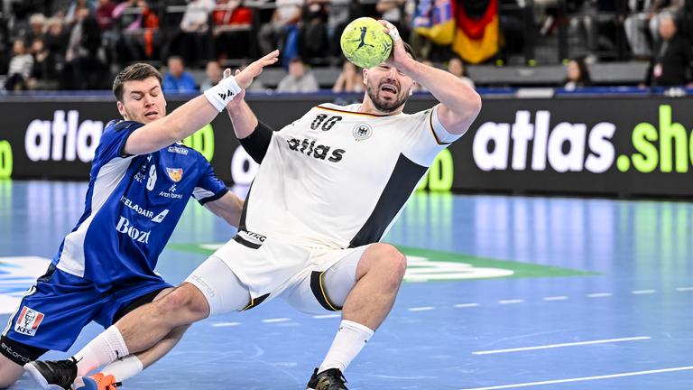 Elvar Örn Jonsson (Island, l.) gegen Jannik Kohlbacher (Deutschland) im Handball-Länderspiel Deutschland – Island.