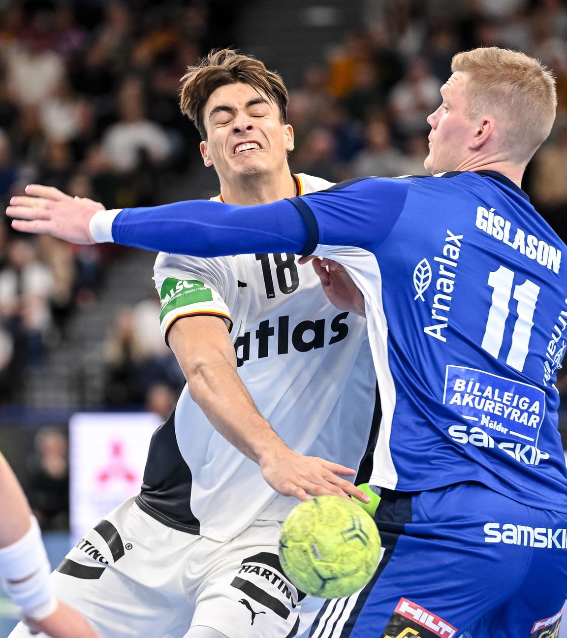 Julian Köster (Deutschland, l.) gegen Ymir Örn Gislason (Island) im Handball-Länderspiel Deutschland.