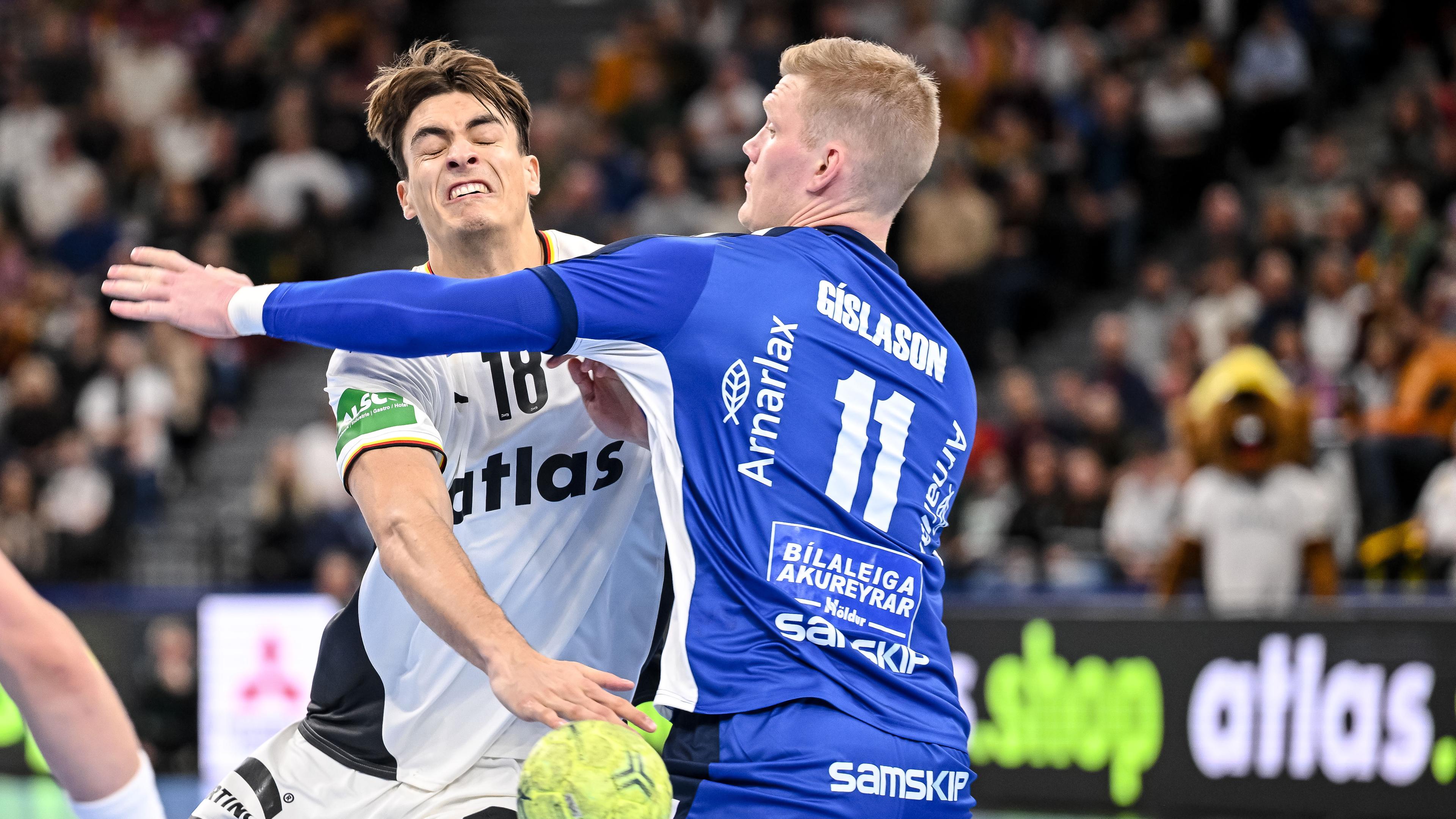Julian Köster (Deutschland, l.) gegen Ymir Örn Gislason (Island) im Handball-Länderspiel Deutschland.