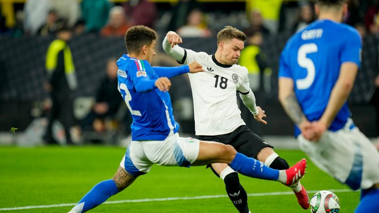 Maximilian Mittelstaedt (Deutschland) und Giovanni Di Lorenzo (Italien) kämpfen um den Ball.