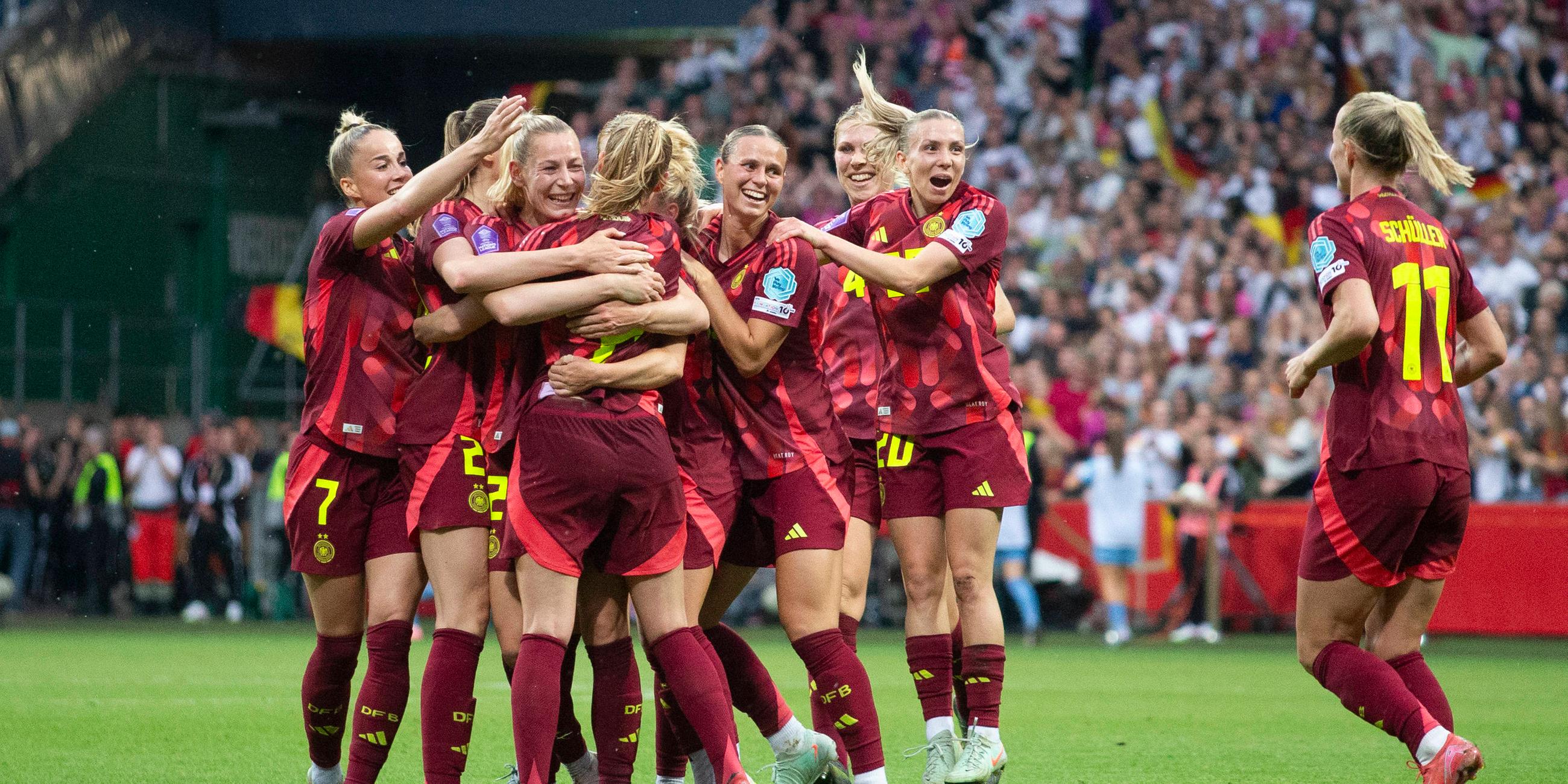Die Spielerinnen der deutschen Mannschaft jubeln.
